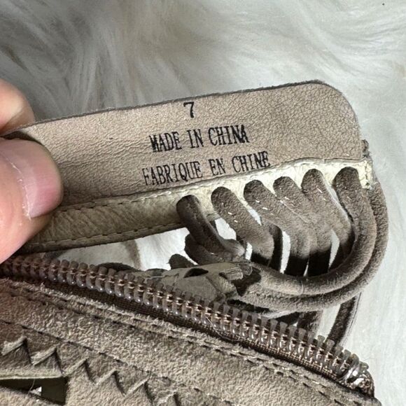 Anthro Jeffrey Campbell Ottawa Taupe Perforated Suede Slingback Heels Sz 7 - Picture 5 of 5